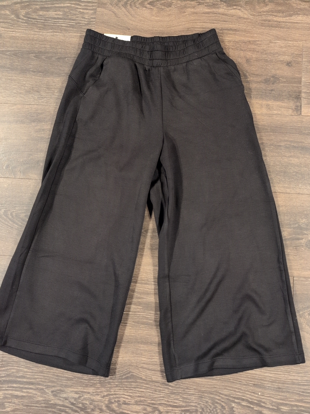 Danskin Women's Small Black Luxe Cropped Gaucho OnSeam Pockets Pull-On Style NWT